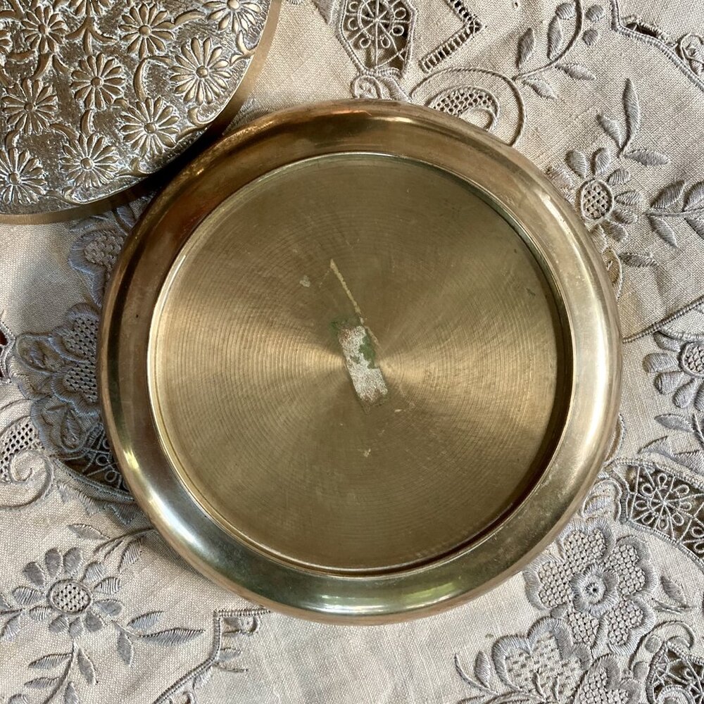 Vintage Round Brass Lidded Powder Bowl, Trinket Dish, Ornate, Embossed Daisies - Picture 9 of 10